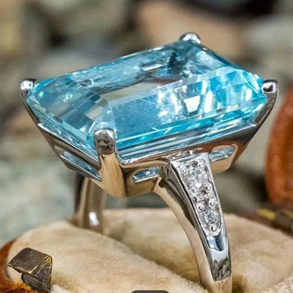 Elegant 9.25 Sterling Silver and Aquamarine Gemstone Ring